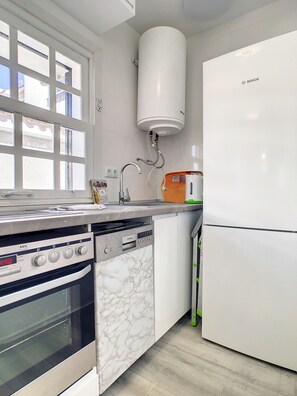Een koelkast, een microgolfoven, een oven, een kookplaat