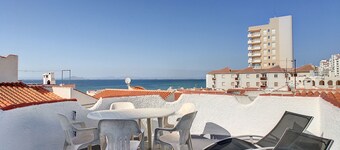 Alojamiento con vistas al mar con terraza y Wifi.