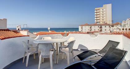 Alojamiento con vistas al mar con terraza y Wifi.