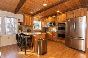 冷蔵庫、電子レンジ、オーブン、コンロ