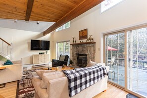 スマートテレビ、暖炉、書庫