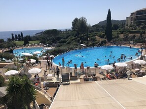 Een buitenzwembad en een verwarmd zwembad