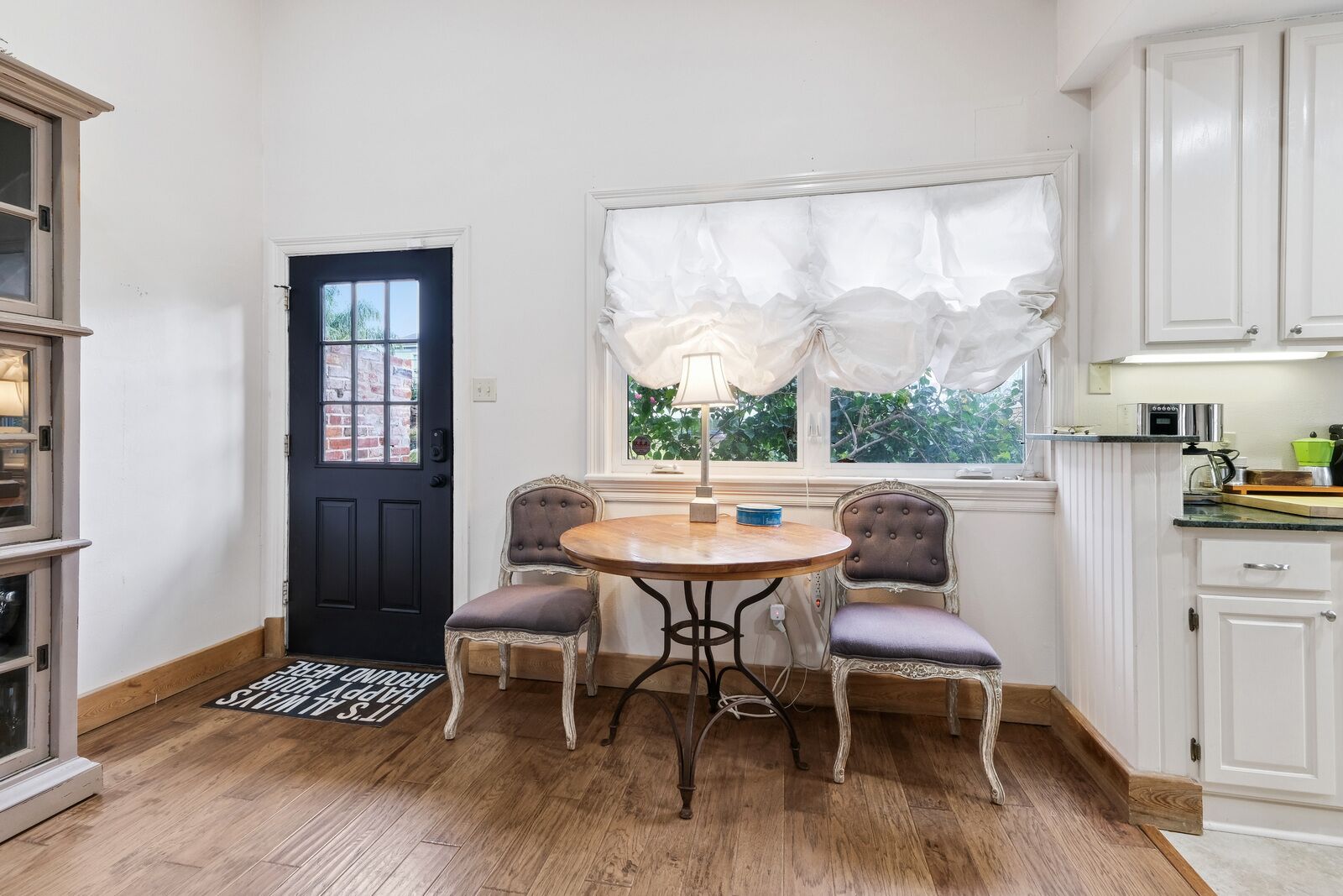 Cozy 1 Bedroom Double Right off St. Charles!