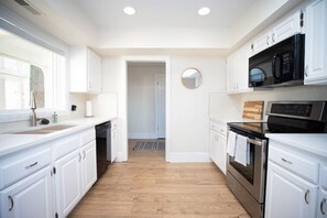 Fridge, microwave, oven, stovetop - Waterpark resort with basketball, pickleball court (St. George)