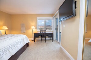 3 bedrooms, desk, iron/ironing board, travel crib