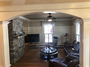 TV, libri, impianto stereo, monitor per computer