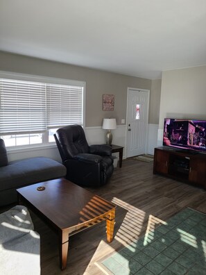 Smart TV, DVD player - Private, clean home with AC for EAA (Oshkosh)