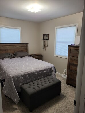 4 bedrooms, WiFi, bed sheets - Private, clean home with AC for EAA (Oshkosh)