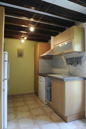 Frigorífico, microondas, horno y placa de cocina