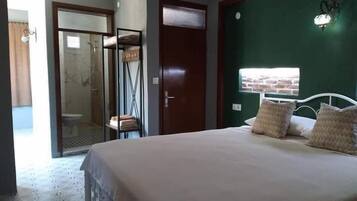 Quarto quádruplo design | Frigobar, escrivaninha, espaço de trabalho para notebook