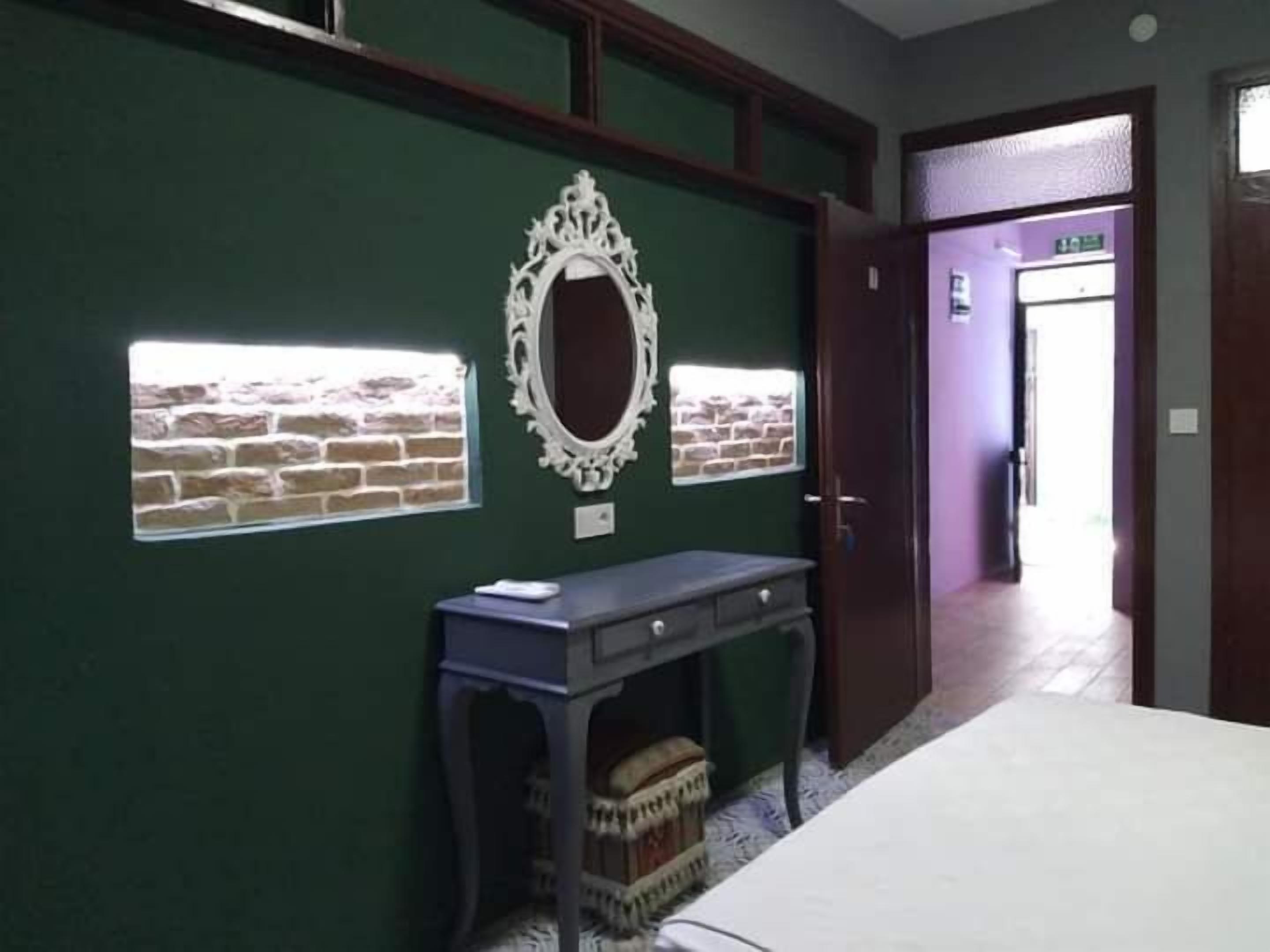 design double room | minibar, individually decorated, individually furnished, desk