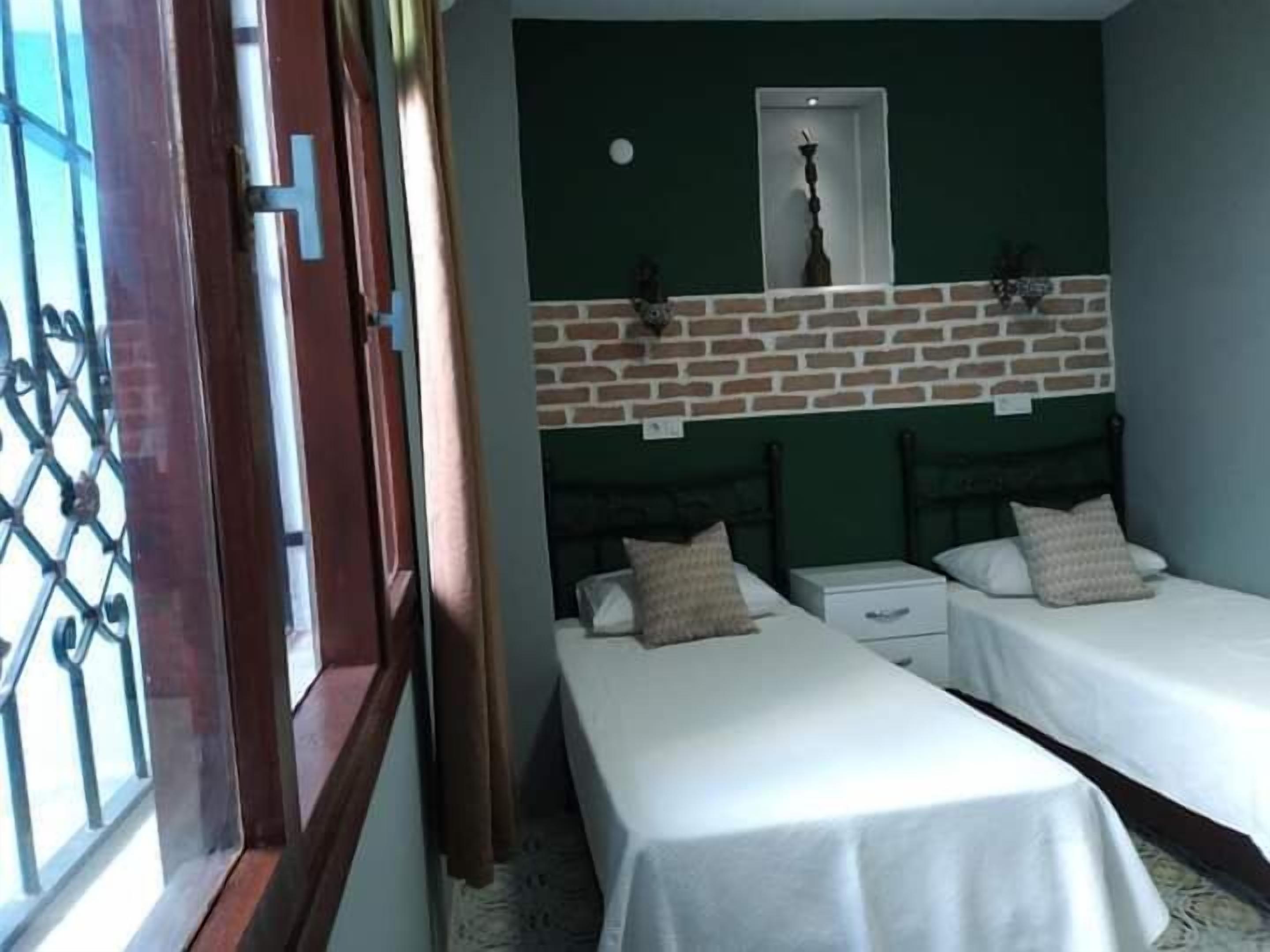 design twin room | minibar, individually decorated, individually furnished, desk