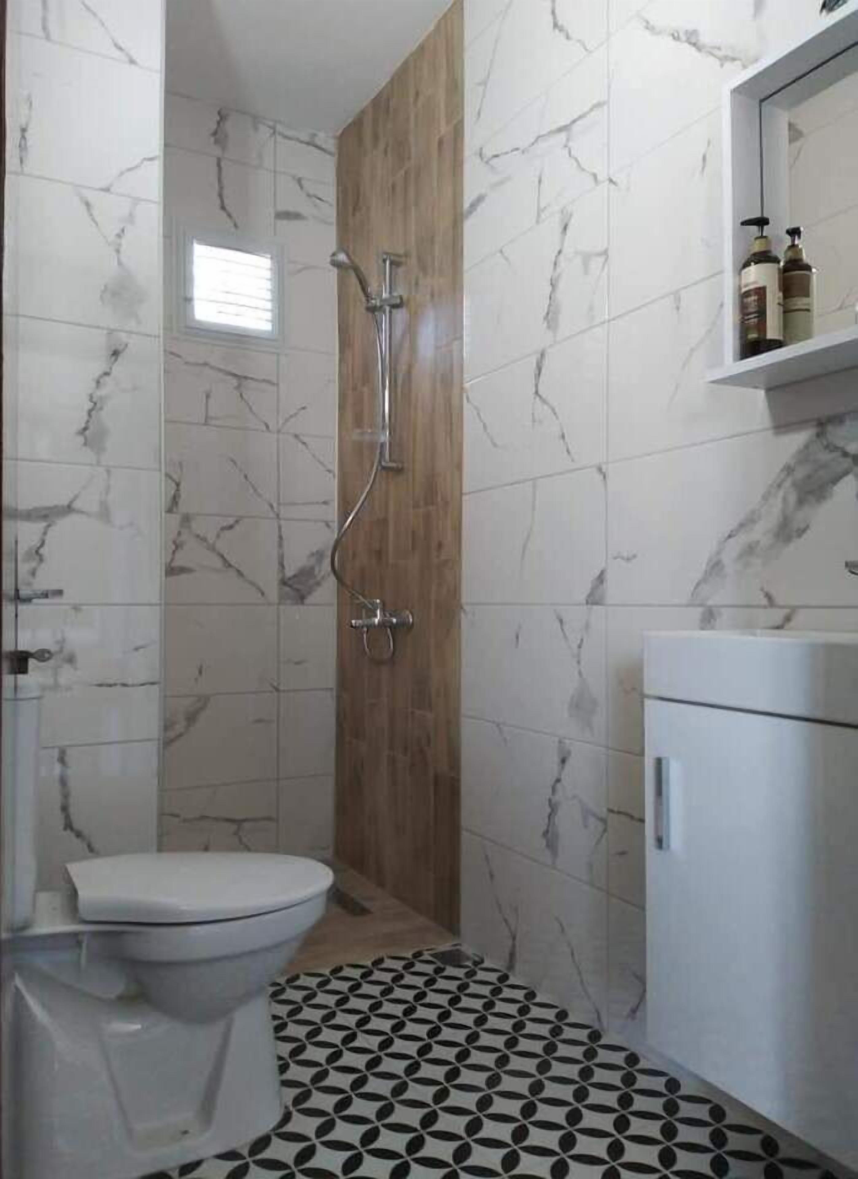 design quadruple room | bathroom