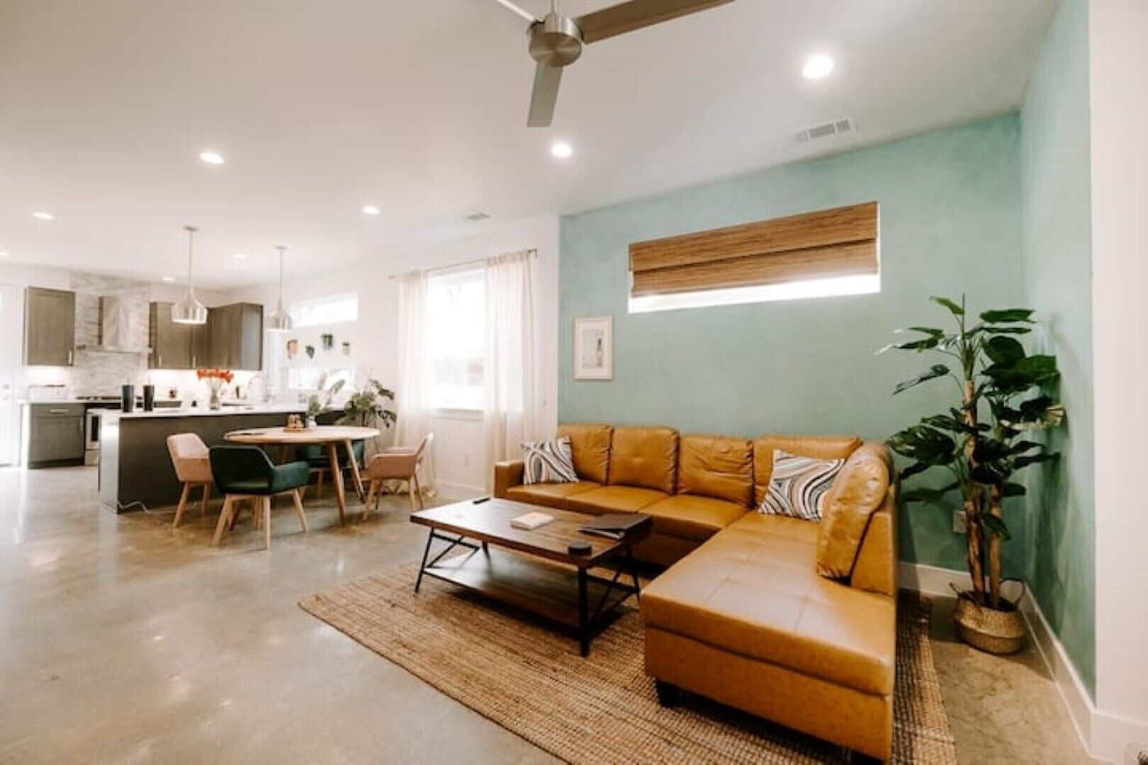 Havana House: 4 Bedroom Oasis Minutes From Action