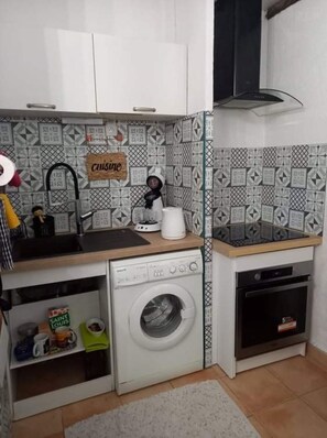 Een koelkast, een microgolfoven, een oven, een kookplaat