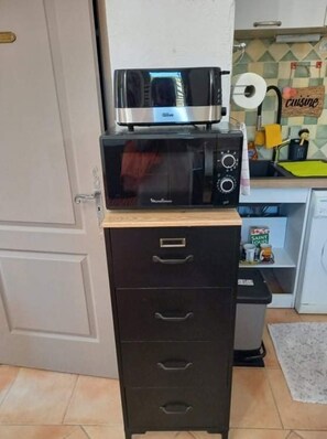 Een koelkast, een microgolfoven, een oven, een kookplaat