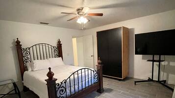 4 bedrooms, desk, iron/ironing board, free WiFi