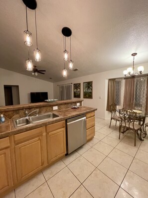 Køleskab, mikrobølgeovn, ovn, kogeplade