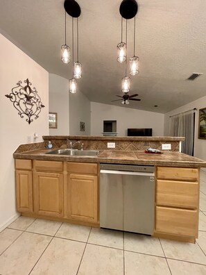 Køleskab, mikrobølgeovn, ovn, kogeplade