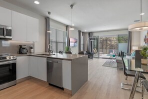 冰箱、微波炉、烤箱、炉灶