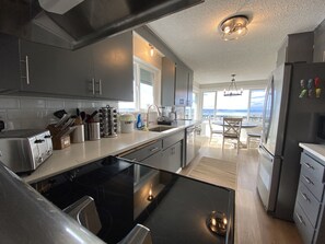 Fridge, microwave, oven, stovetop - Gorgeous 4 BR+bonus 360 bay, mountain, city views-3mi from I-5 (Tacoma)