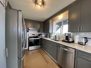 Refrigerador, microondas, horno y parrilla de estufa 