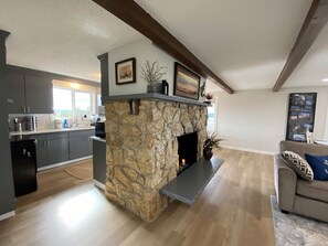 Smart TV, chimenea y libros 