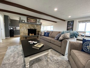 Smart TV, chimenea y libros 