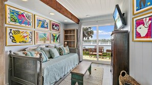 Televisión, reproductor de DVD y oficina 