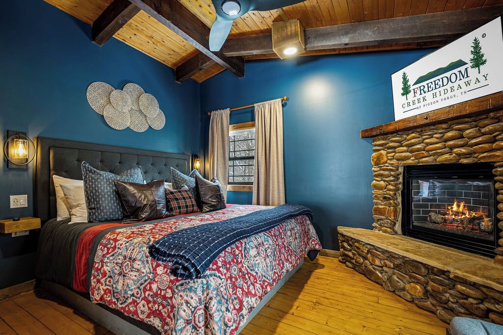 1 camera, una cassaforte in camera, una scrivania, ferro/asse da stiro