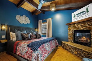 1 soverom, safe på rommet, skrivebord og strykejern/-brett