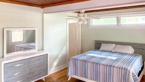 A bedroom with a bed, a dresser, a ceiling fan, and a window. - University House - 8 Bedrooms - Walk to UF / Stadium (Gainesville)