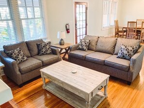 TV, fireplace - University House - 8 Bedrooms - Walk to UF / Stadium (Gainesville)