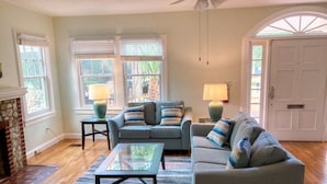 A living room with a fireplace, a sofa set, a coffee table, and a lamp. - University House - 8 Bedrooms - Walk to UF / Stadium (Gainesville)