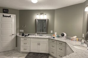 Combined shower/bathtub, hair dryer, towels, soap