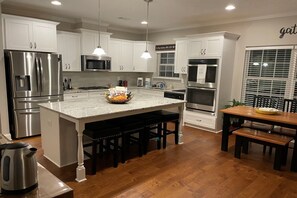 Fridge, microwave, oven, stovetop - Masters Vacation Rental - 10 miles from Augusta National (North Augusta)