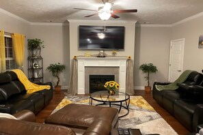 Smart TV, fireplace - Masters Vacation Rental - 10 miles from Augusta National (North Augusta)
