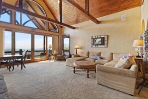 TV, fireplace - Spectacular Spacious Home atop Beech Mountain (Beech Mountain)