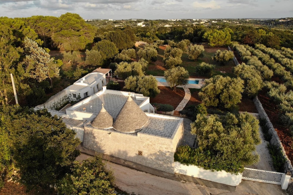 Beautiful 6-bedrooms Villa with private pool located in the heart Valle D'Itria
