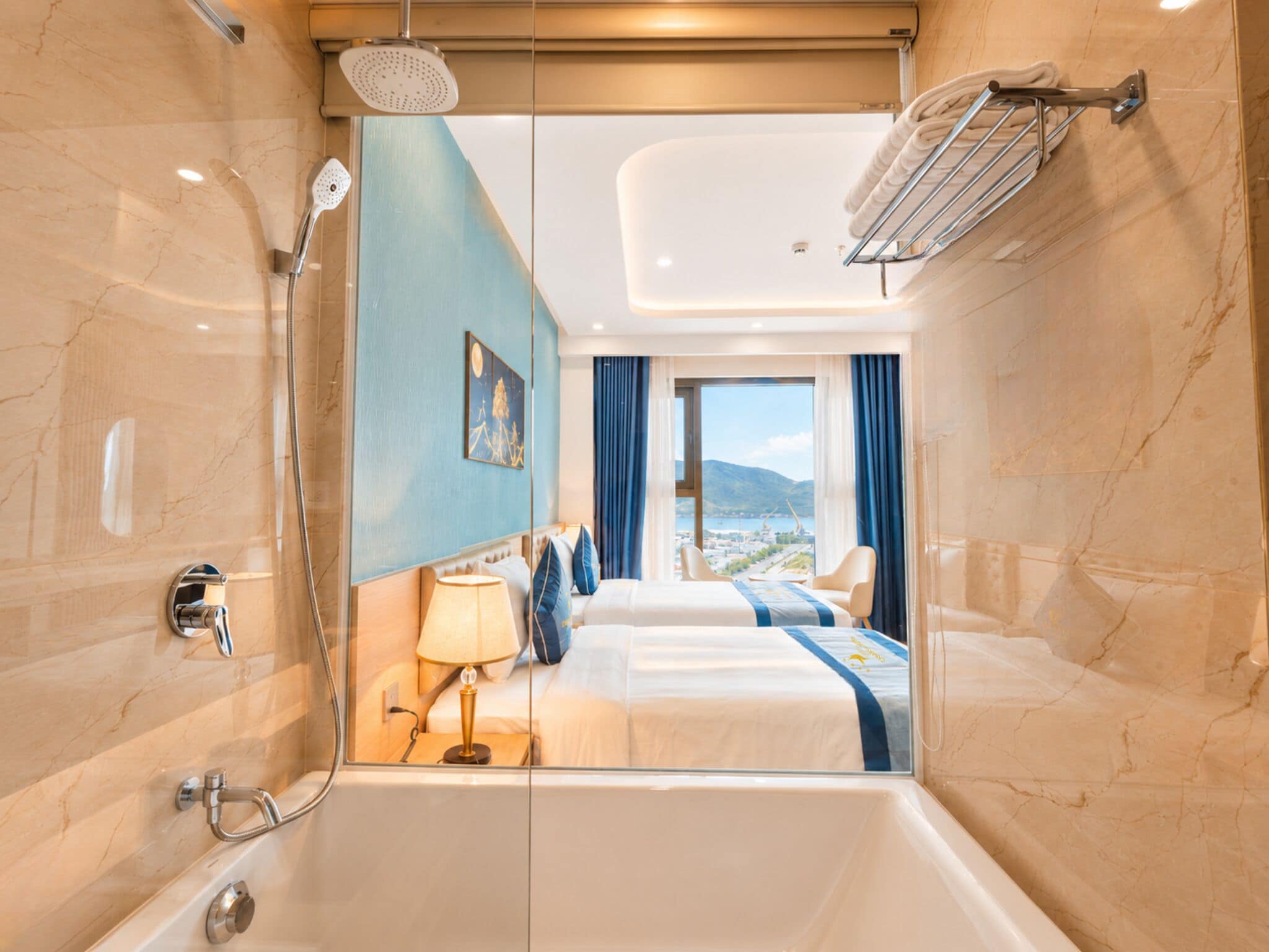 Un baño moderno con bañera, ducha y un amplio ventanal que ofrece vistas panorámicas.