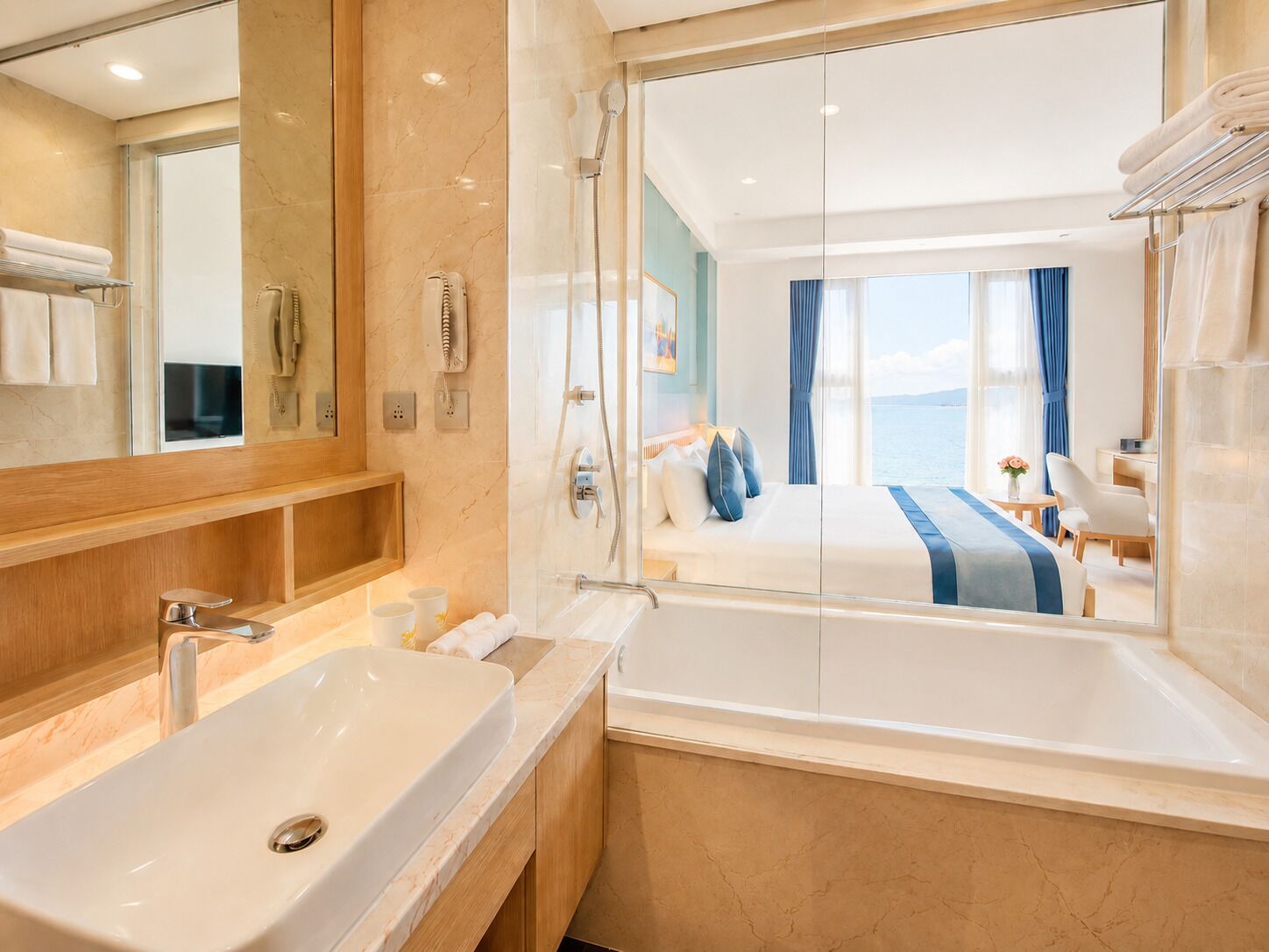 Een moderne badkamer met een groot wastafel, een bad en een douche.