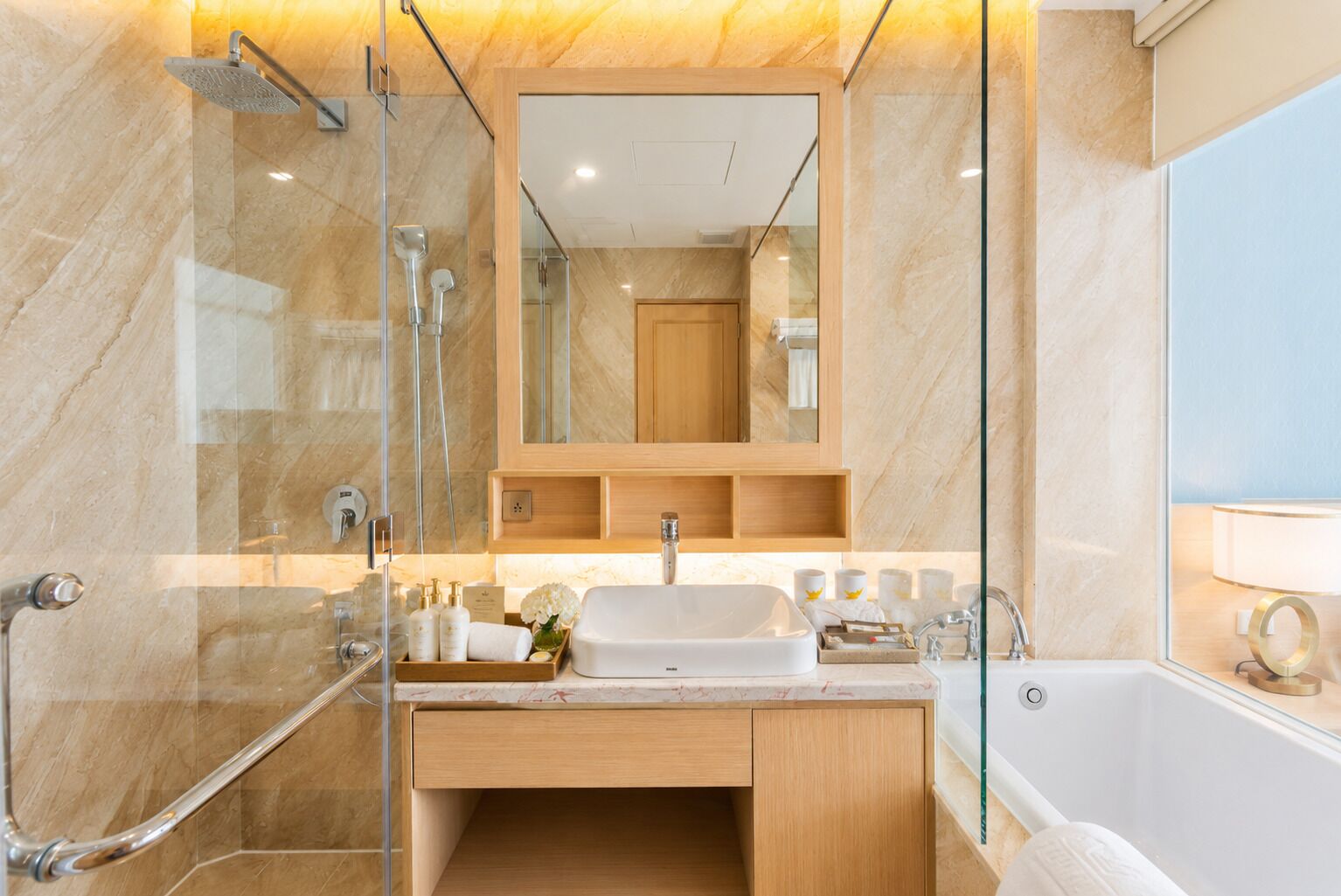Suite Sénior | Salle de bain | Articles de toilette écologiques, sèche-cheveux, peignoirs, chaussons