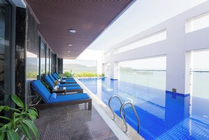 高档床上用品、记忆海绵床垫、免费迷你吧物品、客房内保险箱