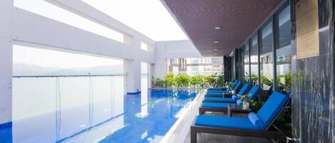 Piscine extérieure, chaises longues, maîtres-nageurs sur place