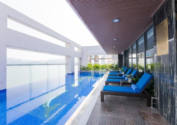 Outdoor pool, pool loungers, lifeguards on site - Canary Gold Hotel Quy Nhơn, Beachfront (Quy Nhon)