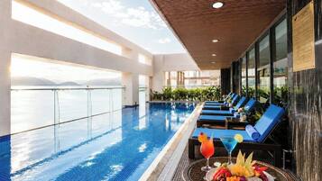 Piscine extérieure, chaises longues, maîtres-nageurs sur place