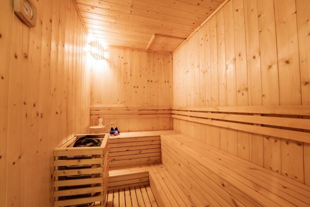 En træsauna med bænke og et lille bord.