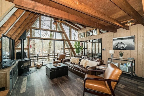 Peaceful chalet - *new* private beach, WIFI, kayaks