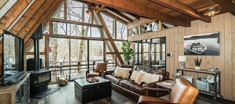 Peaceful chalet - *new* private beach, WIFI, kayaks