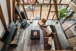 Smart-tv, een open haard, een dvd-speler en boeken